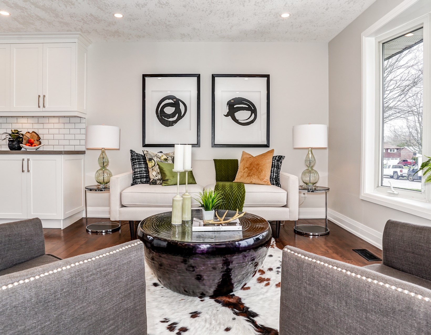 Modern Living Room - Home Staging - Oshawa - Contemporary Art